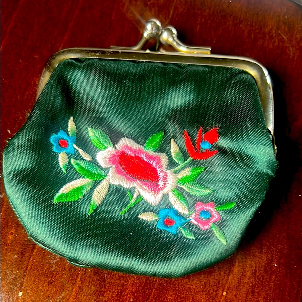Vintage Embroidered Kiss-lock Coin Purse Pouch